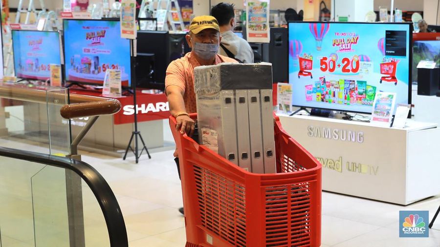 Pengunjung membawa troli belanjaan usai membeli barang di Transmart Graha Bintaro, Tangerang Selatan, Banten, Sabtu, (24/6/2023). (CNBC Indonesia/ Muhammad Sabki)