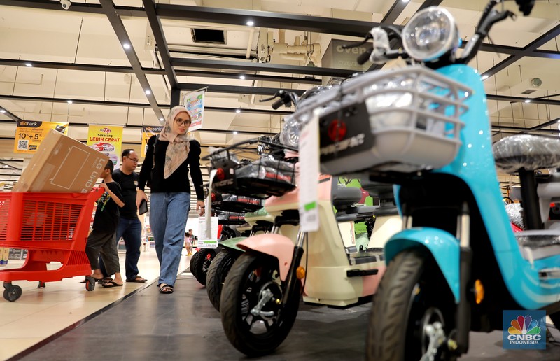 Pengunjung membawa troli belanjaan usai membeli barang di Transmart Graha Bintaro, Tangerang Selatan, Banten, Sabtu, (24/6/2023). (CNBC Indonesia/ Muhammad Sabki)