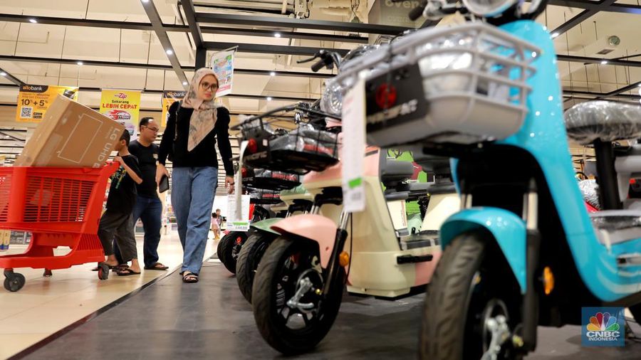 Pengunjung membawa troli belanjaan usai membeli barang di Transmart Graha Bintaro, Tangerang Selatan, Banten, Sabtu, (24/6/2023). (CNBC Indonesia/ Muhammad Sabki)