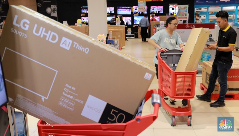 Pengunjung membawa troli belanjaan usai membeli barang di Transmart Graha Bintaro, Tangerang Selatan, Banten, Sabtu, (24/6/2023). (CNBC Indonesia/ Muhammad Sabki) Pengunjung membawa troli belanjaan usai membeli barang di Transmart Graha Bintaro, Tangerang Selatan, Banten, Sabtu, (24/6/2023). (CNBC Indonesia/ Muhammad Sabki)