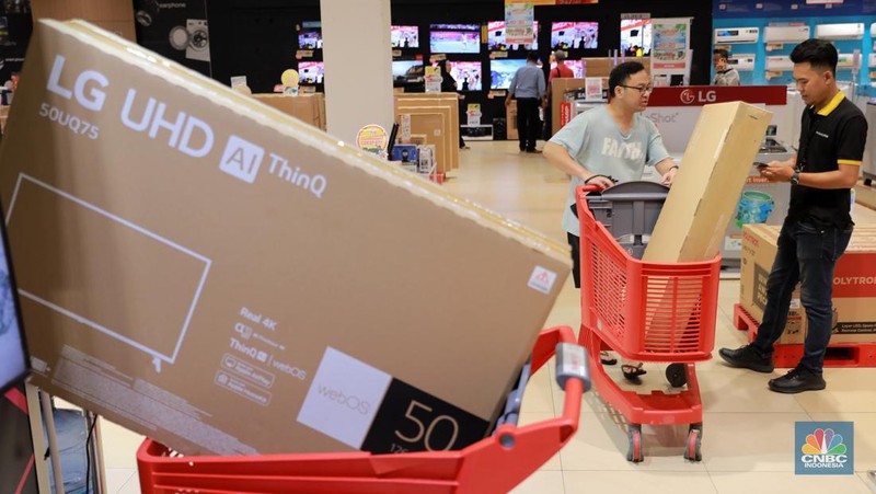 Pengunjung membawa troli belanjaan usai membeli barang di Transmart Graha Bintaro, Tangerang Selatan, Banten, Sabtu, (24/6/2023). (CNBC Indonesia/ Muhammad Sabki)