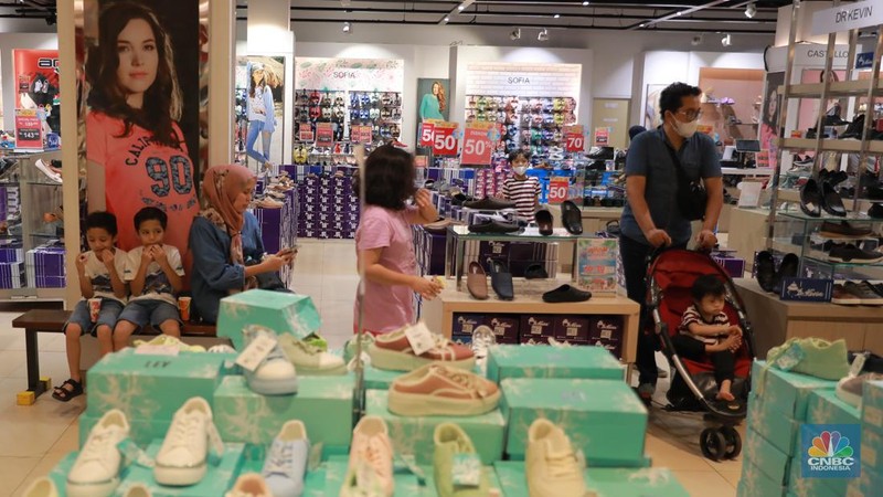 Pengunjung membawa troli belanjaan usaiembeli barang di  Transmart Graha Bintaro, Tangerang Selatan, Banten, Sabtu, (24/6). (CNBC Indonesia/Muhammad Sabki)