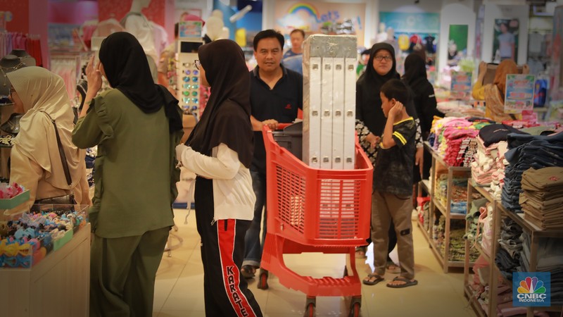 Pengunjung membawa troli belanjaan usaiembeli barang di  Transmart Graha Bintaro, Tangerang Selatan, Banten, Sabtu, (24/6). (CNBC Indonesia/Muhammad Sabki)