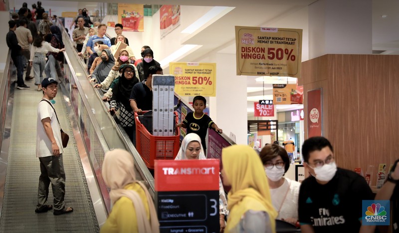 Pengunjung membawa troli belanjaan usaiembeli barang di  Transmart Graha Bintaro, Tangerang Selatan, Banten, Sabtu, (24/6). (CNBC Indonesia/Muhammad Sabki)