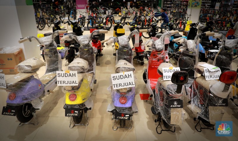 Pengunjung membawa troli belanjaan usaiembeli barang di  Transmart Graha Bintaro, Tangerang Selatan, Banten, Sabtu, (24/6). (CNBC Indonesia/Muhammad Sabki)