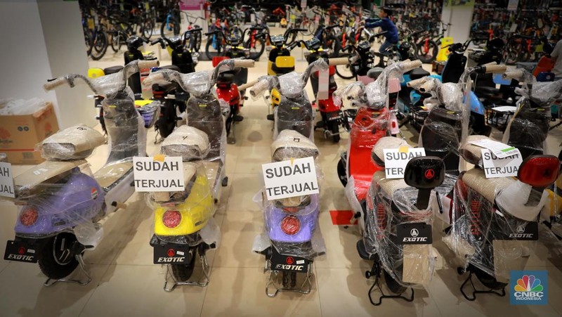 Pengunjung membawa troli belanjaan usaiembeli barang di  Transmart Graha Bintaro, Tangerang Selatan, Banten, Sabtu, (24/6). (CNBC Indonesia/Muhammad Sabki)