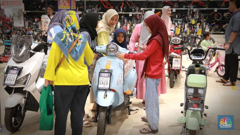 Pengunjung membawa troli belanjaan usaiembeli barang di  Transmart Graha Bintaro, Tangerang Selatan, Banten, Sabtu, (24/6). (CNBC Indonesia/Muhammad Sabki)