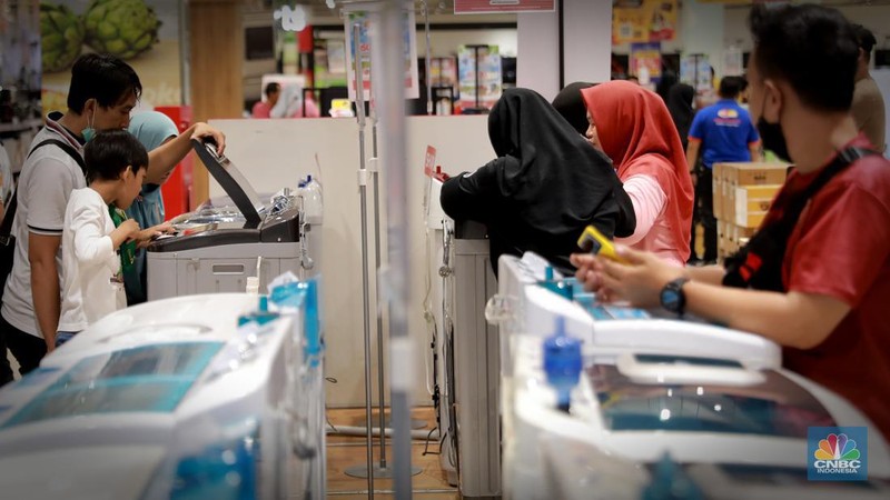 Pengunjung membawa troli belanjaan usaiembeli barang di  Transmart Graha Bintaro, Tangerang Selatan, Banten, Sabtu, (24/6). (CNBC Indonesia/Muhammad Sabki)
