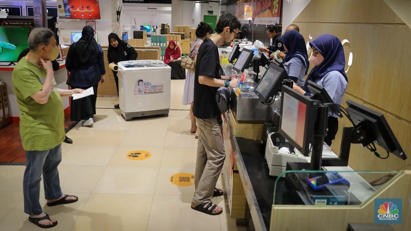 Pengunjung memilih barang elektronik saat berlangsungnya Transmart Full Day Sale di Transmart Cempaka Putih, Jakarta Pusat, Sabtu (24/6/2023). (CNBC Indonesia/Faisal Rahman) Pengunjung memilih barang elektronik saat berlangsungnya Transmart Full Day Sale di Transmart Cempaka Putih, Jakarta Pusat, Sabtu (24/6/2023). (CNBC Indonesia/Faisal Rahman)