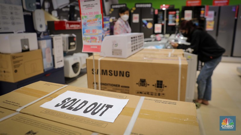 Pengunjung memilih barang elektronik saat berlangsungnya Transmart Full Day Sale di Transmart Cempaka Putih, Jakarta Pusat, Sabtu (24/6/2023). (CNBC Indonesia/Faisal Rahman) Pengunjung memilih barang elektronik saat berlangsungnya Transmart Full Day Sale di Transmart Cempaka Putih, Jakarta Pusat, Sabtu (24/6/2023). (CNBC Indonesia/Faisal Rahman)