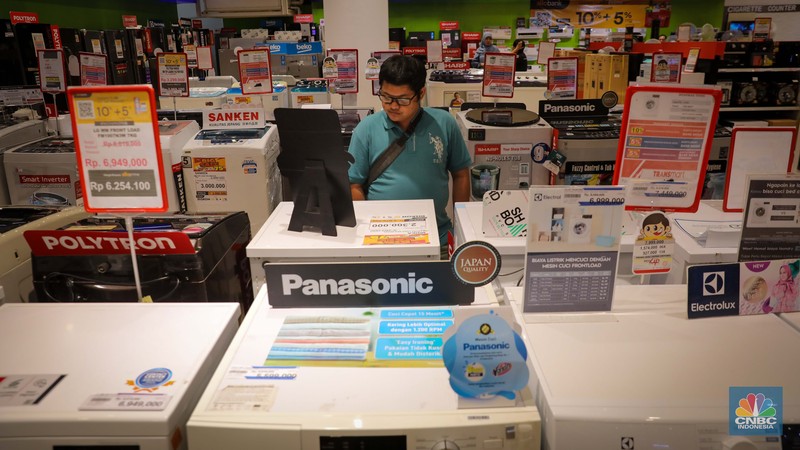 Pengunjung memilih barang elektronik saat berlangsungnya Transmart Full Day Sale di Transmart Cempaka Putih, Jakarta Pusat, Sabtu (24/6/2023). (CNBC Indonesia/Faisal Rahman)