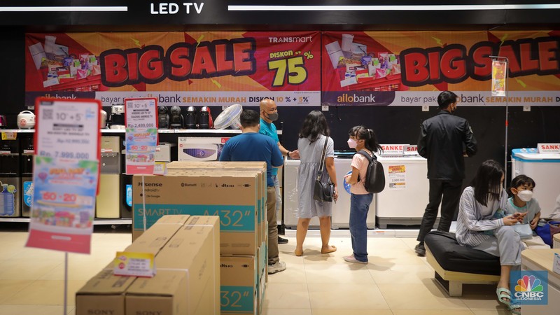 Pengunjung memilih barang elektronik saat berlangsungnya Transmart Full Day Sale di Transmart Cempaka Putih, Jakarta Pusat, Sabtu (24/6/2023). (CNBC Indonesia/Faisal Rahman)