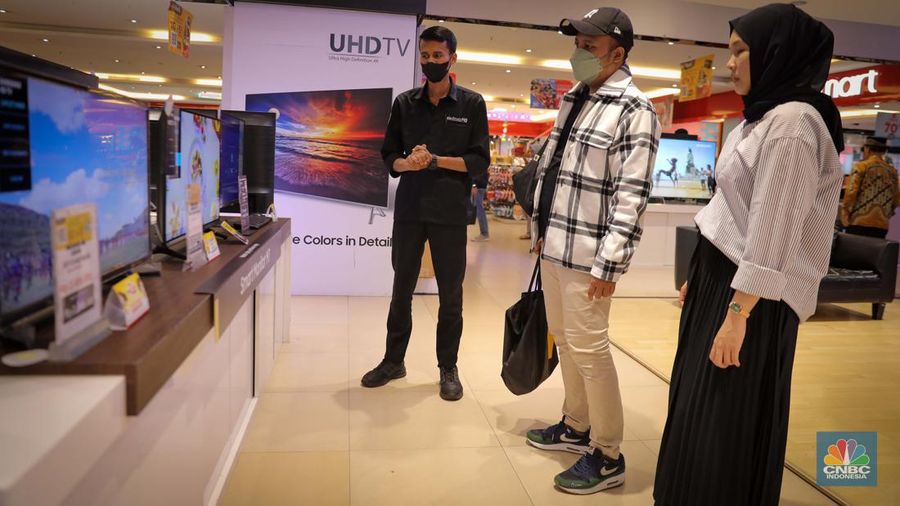 Pengunjung memilih barang elektronik saat berlangsungnya Transmart Full Day Sale di Transmart Cempaka Putih, Jakarta Pusat, Sabtu (24/6/2023). (CNBC Indonesia/Faisal Rahman)
