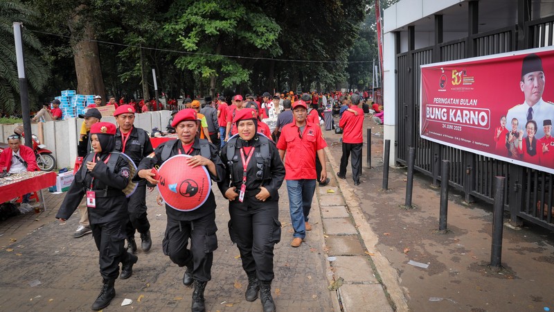 Simpatisan Partai Demokrasi Indonesia Perjuangan (PDIP) memadati kawasan Stadion Utama Gelora Bung Karno (SUGBK), Senayan, Jakarta, Sabtu (24/6/2023). (CNBC Indonesia/Faisal Rahman) Simpatisan Partai Demokrasi Indonesia Perjuangan (PDIP) memadati kawasan Stadion Utama Gelora Bung Karno (SUGBK), Senayan, Jakarta, Sabtu (24/6/2023). (CNBC Indonesia/Faisal Rahman)