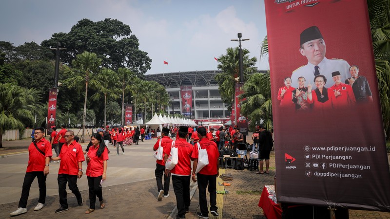 Simpatisan Partai Demokrasi Indonesia Perjuangan (PDIP) memadati kawasan Stadion Utama Gelora Bung Karno (SUGBK), Senayan, Jakarta, Sabtu (24/6/2023). (CNBC Indonesia/Faisal Rahman) Simpatisan Partai Demokrasi Indonesia Perjuangan (PDIP) memadati kawasan Stadion Utama Gelora Bung Karno (SUGBK), Senayan, Jakarta, Sabtu (24/6/2023). (CNBC Indonesia/Faisal Rahman)