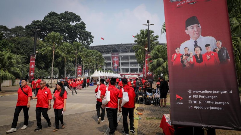 Simpatisan Partai Demokrasi Indonesia Perjuangan (PDIP) memadati kawasan Stadion Utama Gelora Bung Karno (SUGBK), Senayan, Jakarta, Sabtu (24/6/2023). (CNBC Indonesia/Faisal Rahman)
