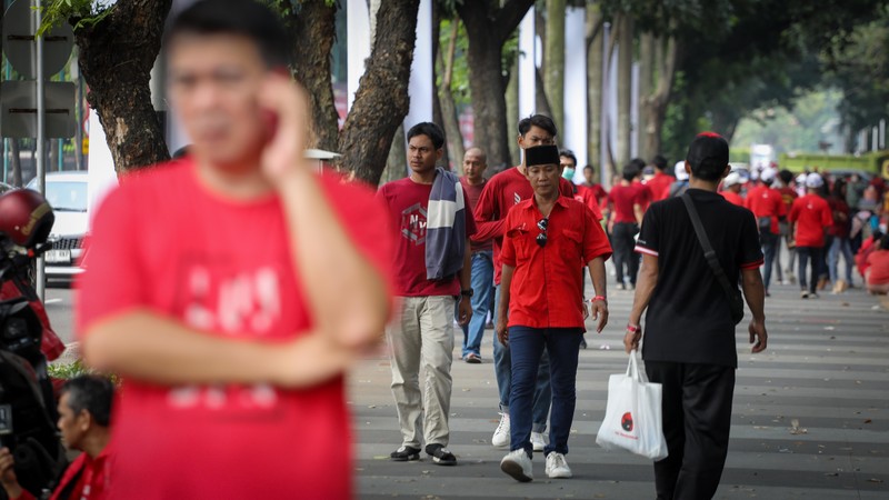 Simpatisan Partai Demokrasi Indonesia Perjuangan (PDIP) memadati kawasan Stadion Utama Gelora Bung Karno (SUGBK), Senayan, Jakarta, Sabtu (24/6/2023). (CNBC Indonesia/Faisal Rahman)