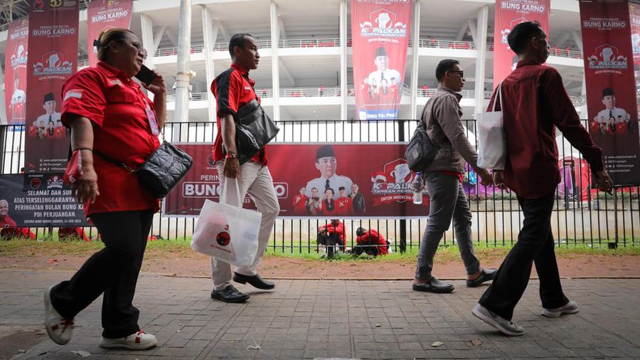 Simpatisan Partai Demokrasi Indonesia Perjuangan (PDIP) memadati kawasan Stadion Utama Gelora Bung Karno (SUGBK), Senayan, Jakarta, Sabtu (24/6/2023). (CNBC Indonesia/Faisal Rahman)