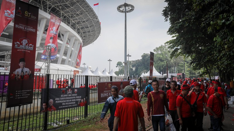 Simpatisan Partai Demokrasi Indonesia Perjuangan (PDIP) memadati kawasan Stadion Utama Gelora Bung Karno (SUGBK), Senayan, Jakarta, Sabtu (24/6/2023). (CNBC Indonesia/Faisal Rahman) Simpatisan Partai Demokrasi Indonesia Perjuangan (PDIP) memadati kawasan Stadion Utama Gelora Bung Karno (SUGBK), Senayan, Jakarta, Sabtu (24/6/2023). (CNBC Indonesia/Faisal Rahman)