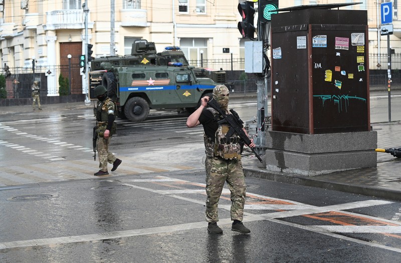 Situasi berbeda terjadi di sebuah kota di Rusia selatan yang diserbu pasukan tentara bayaran Wagner Grup. Suara sirene ambulans dan mobil polisi meraung-raung pada Sabtu (24/6) di kota Rostov-on-Don, yang menjadi basis serangan Rusia ke Ukraina tersebut. (REUTERS/STRINGER) Situasi berbeda terjadi di sebuah kota di Rusia selatan yang diserbu pasukan tentara bayaran Wagner Grup. Suara sirene ambulans dan mobil polisi meraung-raung pada Sabtu (24/6) di kota Rostov-on-Don, yang menjadi basis serangan Rusia ke Ukraina tersebut. (REUTERS/STRINGER)