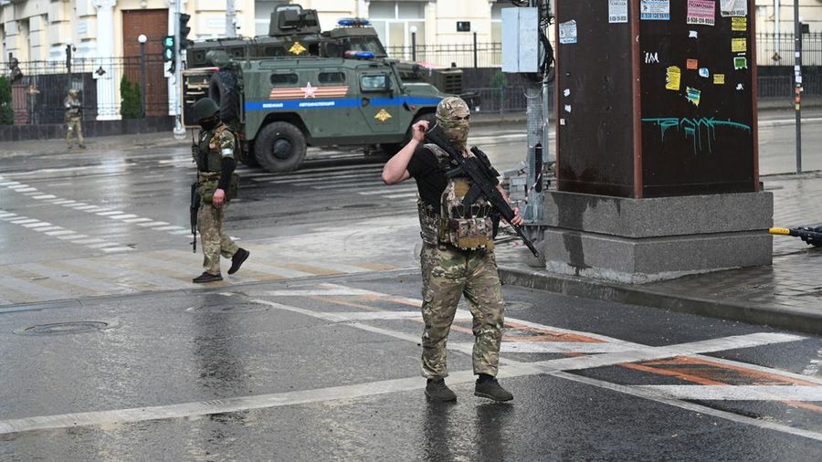 Situasi berbeda terjadi di sebuah kota di Rusia selatan yang diserbu pasukan tentara bayaran Wagner Grup. Suara sirene ambulans dan mobil polisi meraung-raung pada Sabtu (24/6) di kota Rostov-on-Don, yang menjadi basis serangan Rusia ke Ukraina tersebut. (REUTERS/STRINGER)