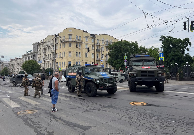 Situasi berbeda terjadi di sebuah kota di Rusia selatan yang diserbu pasukan tentara bayaran Wagner Grup. Suara sirene ambulans dan mobil polisi meraung-raung pada Sabtu (24/6) di kota Rostov-on-Don, yang menjadi basis serangan Rusia ke Ukraina tersebut. (REUTERS/STRINGER) Situasi berbeda terjadi di sebuah kota di Rusia selatan yang diserbu pasukan tentara bayaran Wagner Grup. Suara sirene ambulans dan mobil polisi meraung-raung pada Sabtu (24/6) di kota Rostov-on-Don, yang menjadi basis serangan Rusia ke Ukraina tersebut. (REUTERS/STRINGER)
