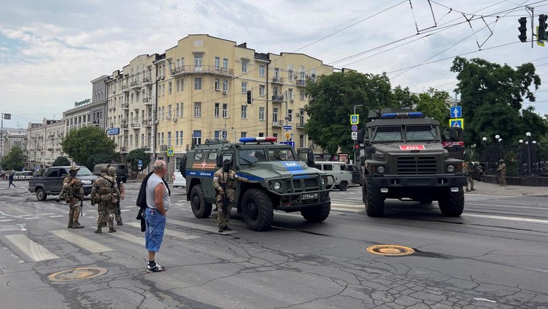 Situasi berbeda terjadi di sebuah kota di Rusia selatan yang diserbu pasukan tentara bayaran Wagner Grup. Suara sirene ambulans dan mobil polisi meraung-raung pada Sabtu (24/6) di kota Rostov-on-Don, yang menjadi basis serangan Rusia ke Ukraina tersebut. (REUTERS/STRINGER)