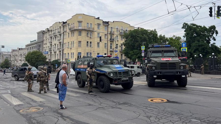 Situasi berbeda terjadi di sebuah kota di Rusia selatan yang diserbu pasukan tentara bayaran Wagner Grup. Suara sirene ambulans dan mobil polisi meraung-raung pada Sabtu (24/6) di kota Rostov-on-Don, yang menjadi basis serangan Rusia ke Ukraina tersebut. (REUTERS/STRINGER)