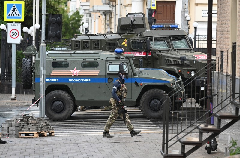 Situasi berbeda terjadi di sebuah kota di Rusia selatan yang diserbu pasukan tentara bayaran Wagner Grup. Suara sirene ambulans dan mobil polisi meraung-raung pada Sabtu (24/6) di kota Rostov-on-Don, yang menjadi basis serangan Rusia ke Ukraina tersebut. (REUTERS/STRINGER)