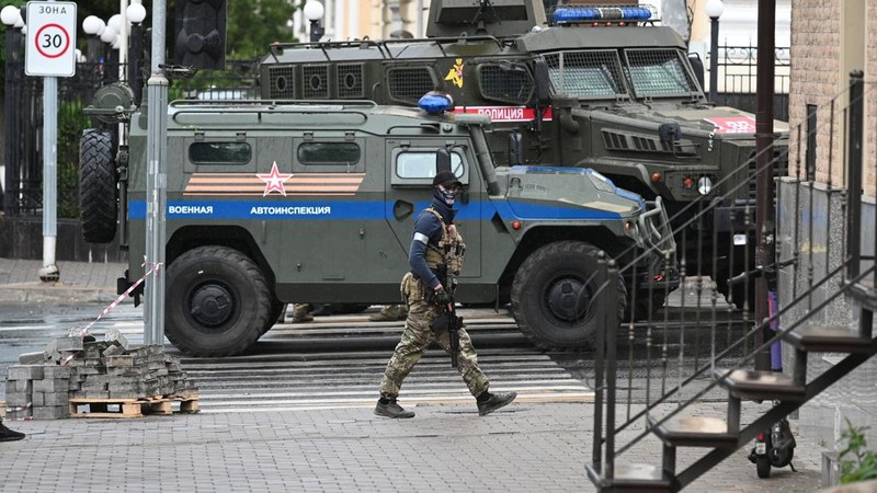 Situasi berbeda terjadi di sebuah kota di Rusia selatan yang diserbu pasukan tentara bayaran Wagner Grup. Suara sirene ambulans dan mobil polisi meraung-raung pada Sabtu (24/6) di kota Rostov-on-Don, yang menjadi basis serangan Rusia ke Ukraina tersebut. (REUTERS/STRINGER)