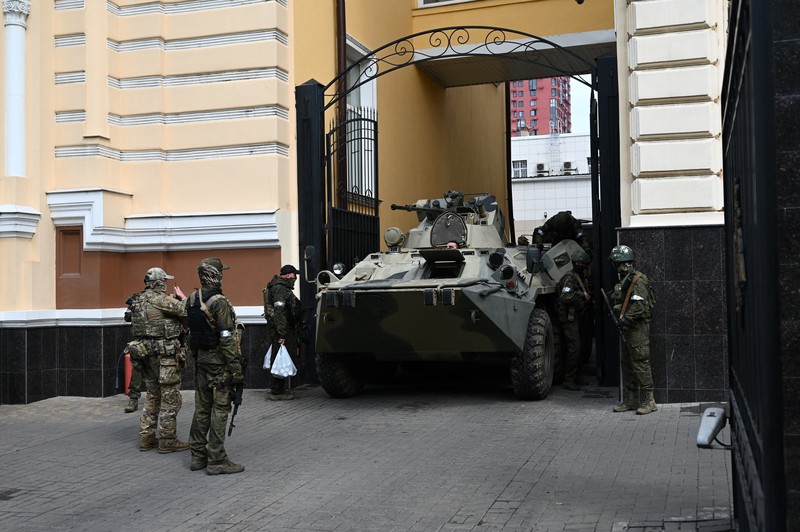 Situasi berbeda terjadi di sebuah kota di Rusia selatan yang diserbu pasukan tentara bayaran Wagner Grup. Suara sirene ambulans dan mobil polisi meraung-raung pada Sabtu (24/6) di kota Rostov-on-Don, yang menjadi basis serangan Rusia ke Ukraina tersebut. (REUTERS/STRINGER) Situasi berbeda terjadi di sebuah kota di Rusia selatan yang diserbu pasukan tentara bayaran Wagner Grup. Suara sirene ambulans dan mobil polisi meraung-raung pada Sabtu (24/6) di kota Rostov-on-Don, yang menjadi basis serangan Rusia ke Ukraina tersebut. (REUTERS/STRINGER)