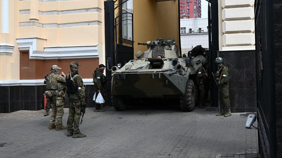 Situasi berbeda terjadi di sebuah kota di Rusia selatan yang diserbu pasukan tentara bayaran Wagner Grup. Suara sirene ambulans dan mobil polisi meraung-raung pada Sabtu (24/6) di kota Rostov-on-Don, yang menjadi basis serangan Rusia ke Ukraina tersebut. (REUTERS/STRINGER)