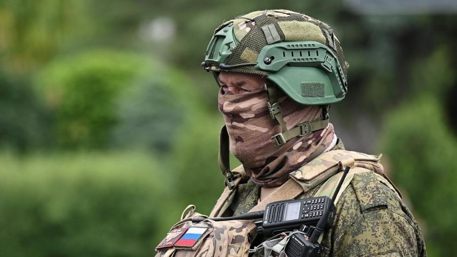 Situasi berbeda terjadi di sebuah kota di Rusia selatan yang diserbu pasukan tentara bayaran Wagner Grup. Suara sirene ambulans dan mobil polisi meraung-raung pada Sabtu (24/6) di kota Rostov-on-Don, yang menjadi basis serangan Rusia ke Ukraina tersebut. (REUTERS/STRINGER)