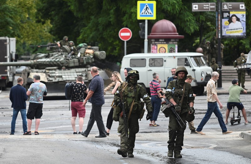 Situasi berbeda terjadi di sebuah kota di Rusia selatan yang diserbu pasukan tentara bayaran Wagner Grup. Suara sirene ambulans dan mobil polisi meraung-raung pada Sabtu (24/6) di kota Rostov-on-Don, yang menjadi basis serangan Rusia ke Ukraina tersebut. (REUTERS/STRINGER) Situasi berbeda terjadi di sebuah kota di Rusia selatan yang diserbu pasukan tentara bayaran Wagner Grup. Suara sirene ambulans dan mobil polisi meraung-raung pada Sabtu (24/6) di kota Rostov-on-Don, yang menjadi basis serangan Rusia ke Ukraina tersebut. (REUTERS/STRINGER)