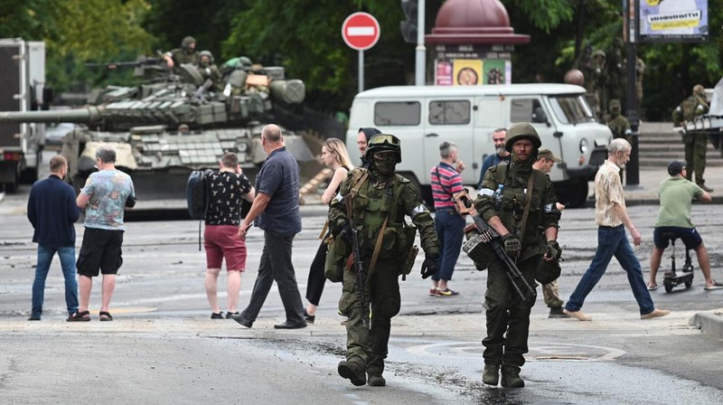Situasi berbeda terjadi di sebuah kota di Rusia selatan yang diserbu pasukan tentara bayaran Wagner Grup. Suara sirene ambulans dan mobil polisi meraung-raung pada Sabtu (24/6) di kota Rostov-on-Don, yang menjadi basis serangan Rusia ke Ukraina tersebut. (REUTERS/STRINGER)