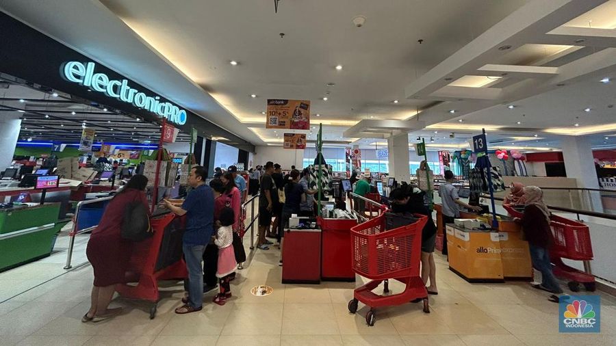 Suasana antrean kasir di Transmart Cempaka Putih, Sabtu (24/6/2023). (CNBC Indonesia/Zefanya Aprilia)