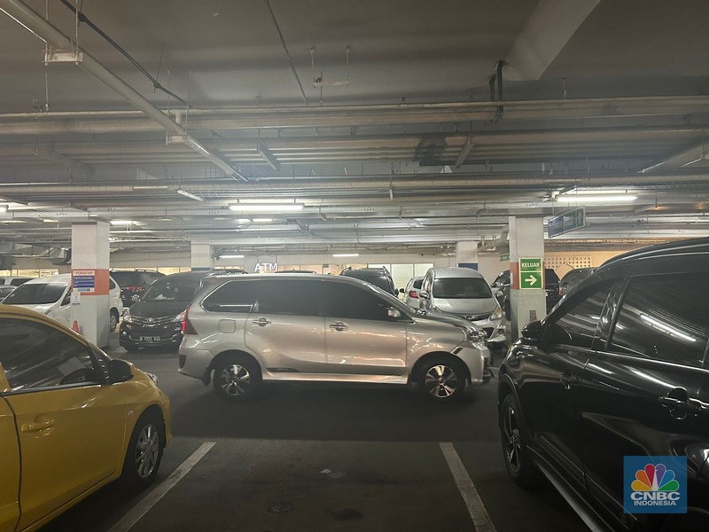 Suasana parkiran di Transmart Cempaka Putih, Jakarta, Sabtu (24/6/2023). (CNBC Indonesia/Zefanya Aprilia)