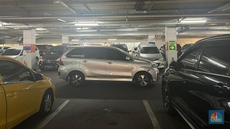 Suasana parkiran di Transmart Cempaka Putih, Jakarta, Sabtu (24/6/2023). (CNBC Indonesia/Zefanya Aprilia)