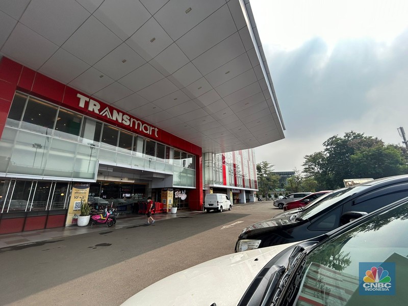 Suasana parkiran di Transmart Cempaka Putih, Jakarta, Sabtu (24/6/2023). (CNBC Indonesia/Zefanya Aprilia) Suasana parkiran di Transmart Cempaka Putih, Jakarta, Sabtu (24/6/2023). (CNBC Indonesia/Zefanya Aprilia)