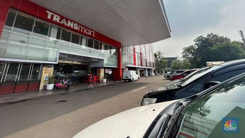Suasana parkiran di Transmart Cempaka Putih, Jakarta, Sabtu (24/6/2023). (CNBC Indonesia/Zefanya Aprilia)