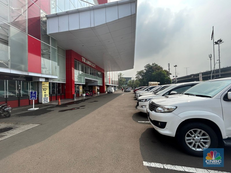 Suasana parkiran di Transmart Cempaka Putih, Jakarta, Sabtu (24/6/2023). (CNBC Indonesia/Zefanya Aprilia)