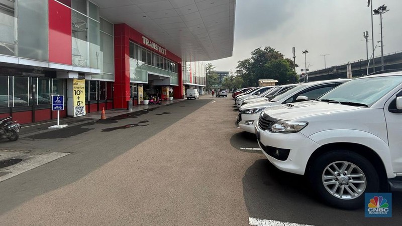 Suasana parkiran di Transmart Cempaka Putih, Jakarta, Sabtu (24/6/2023). (CNBC Indonesia/Zefanya Aprilia)