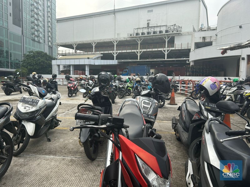 Suasana parkiran di Transmart Cempaka Putih, Jakarta, Sabtu (24/6/2023). (CNBC Indonesia/Zefanya Aprilia)