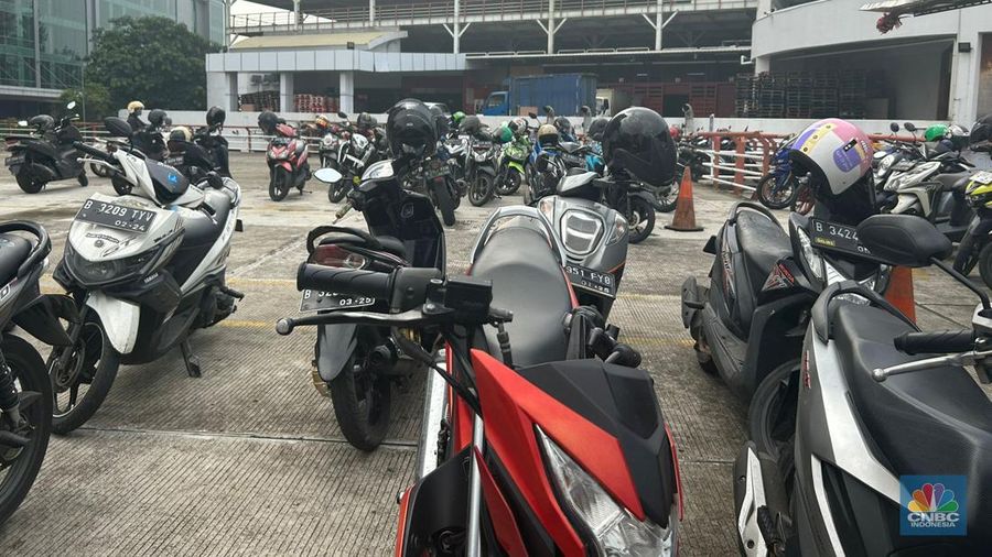 Suasana parkiran di Transmart Cempaka Putih, Jakarta, Sabtu (24/6/2023). (CNBC Indonesia/Zefanya Aprilia)
