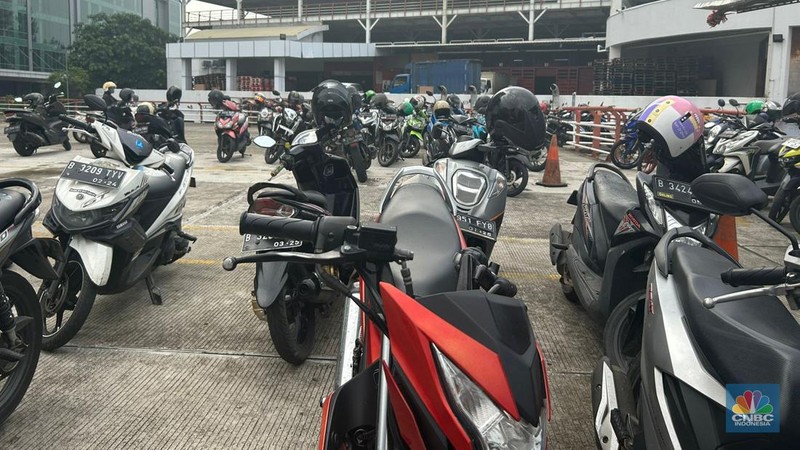 Suasana parkiran di Transmart Cempaka Putih, Jakarta, Sabtu (24/6/2023). (CNBC Indonesia/Zefanya Aprilia)