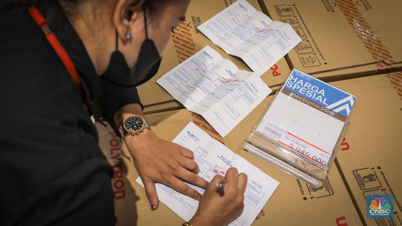 Pengunjung memilih barang elektronik saat berlangsungnya Transmart Full Day Sale di Transmart Cempaka Putih, Jakarta Pusat, Sabtu (24/6/2023). (CNBC Indonesia/Faisal Rahman) Pengunjung memilih barang elektronik saat berlangsungnya Transmart Full Day Sale di Transmart Cempaka Putih, Jakarta Pusat, Sabtu (24/6/2023). (CNBC Indonesia/Faisal Rahman)