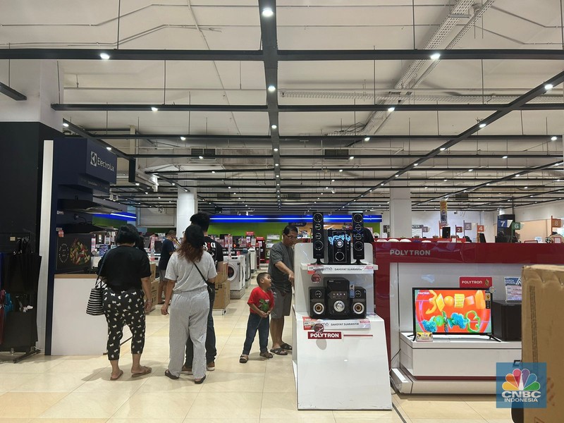 Suasana parkiran di Transmart Cempaka Putih, Jakarta, Sabtu (24/6/2023). (CNBC Indonesia/Zefanya Aprilia) Suasana parkiran di Transmart Cempaka Putih, Jakarta, Sabtu (24/6/2023). (CNBC Indonesia/Zefanya Aprilia)