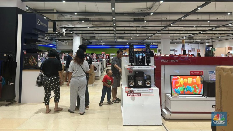 Suasana parkiran di Transmart Cempaka Putih, Jakarta, Sabtu (24/6/2023). (CNBC Indonesia/Zefanya Aprilia)