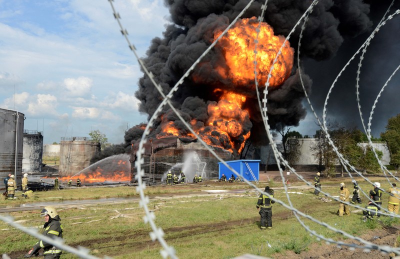 Depo bahan bakar minyak (BBM) Rusia di wilayah Voronezh terbakar pada Sabtu (24/6). Ratusan pemadam kebakaran dikerahkan untuk memadamkan api. (REUTERS/STRINGER) Depo bahan bakar minyak (BBM) Rusia di wilayah Voronezh terbakar pada Sabtu (24/6). Ratusan pemadam kebakaran dikerahkan untuk memadamkan api. (REUTERS/STRINGER)