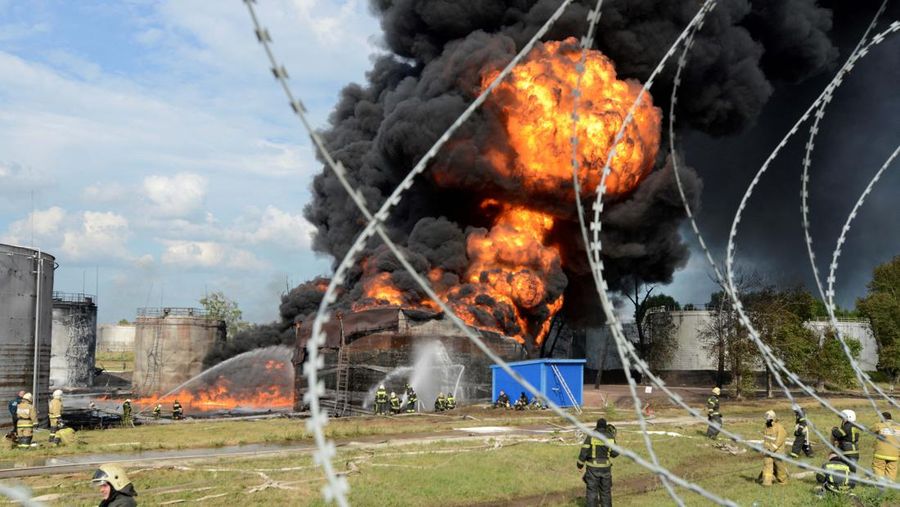 Depo bahan bakar minyak (BBM) Rusia di wilayah Voronezh terbakar pada Sabtu (24/6). Ratusan pemadam kebakaran dikerahkan untuk memadamkan api. (REUTERS/STRINGER)